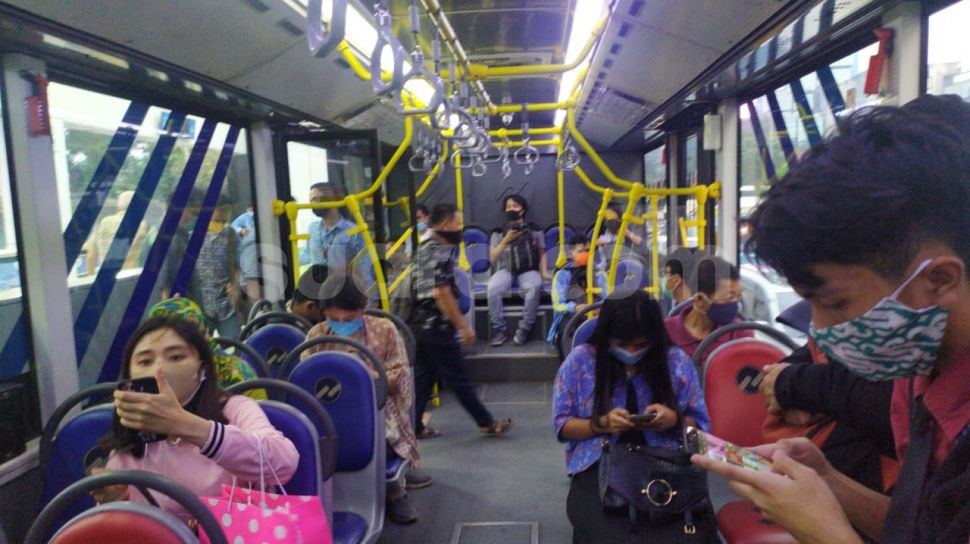 Naik Transjakarta Kini Nggak Wajib Pake Masker Lagi Foto : Ist