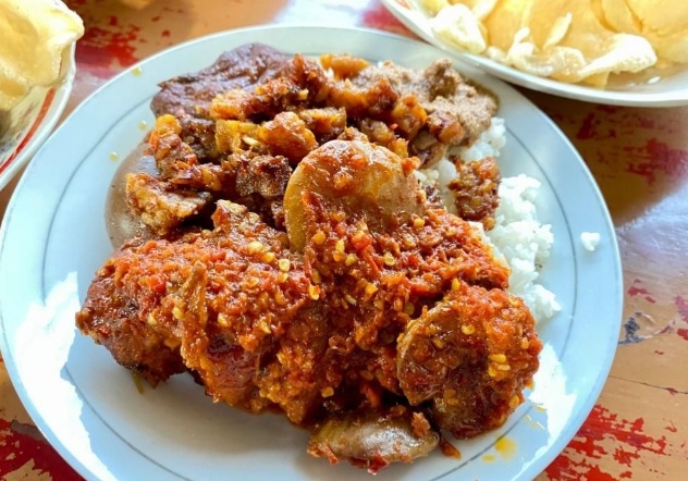 Nasi Uduk Bang Dihul Kejaksaan, Tawarkan 21 Lauk yang Menggoda Foto : Ist