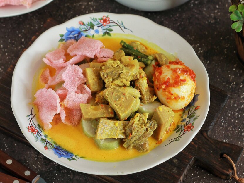 Nikmatnya Lontong Sayur Padang dengan Gulai Pakis Foto : Ist