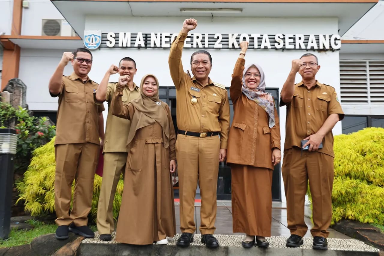 Pastikan Pelayanan Prima, Pj Gubernur Banten Al Muktabar Tinjau Pelaksanaan PPDB di SMAN 2 Kota Serang Foto : Humas Pemprov