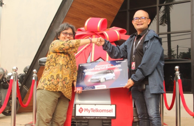Pelanggan Setia Telkomsel Asal Tangsel Bawa Pulang Mobil Wuling General Manager Consumer Sales Region Western Telkomsel Jabotabek, Riki A. Setiawan memberikan hadiah mobil Wuling kepada pelanggan setia Telkomsel asal Kota Tangerang Selatan, Nopiyanti, di Jakarta Kamis (22/6/2023).(Istimewa)