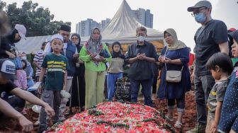 Pemakaman Pria Obesitas 300 Kg di TPU Menteng Pulo Berjalan Haru Foto : Ist