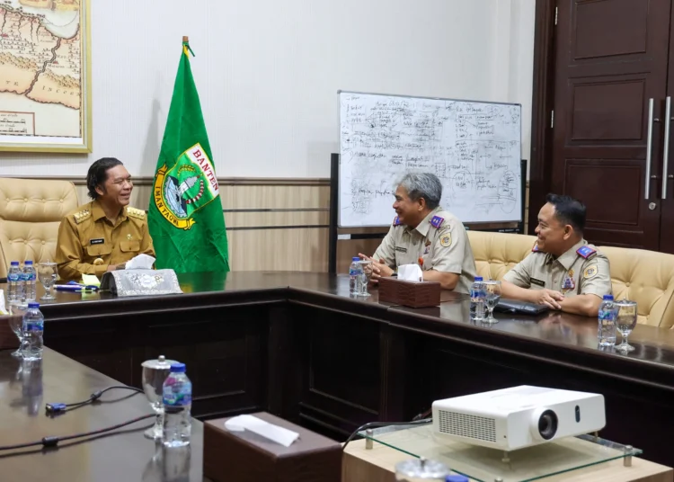 Pemprov Banten Ambil Alih Pengelolaan Situ Cipondoh Pj Gubernur Banten Al Muktabar saat menerima Kepala BPN Provinsi Banten Sudaryanto (tengah). Foto ; Ist