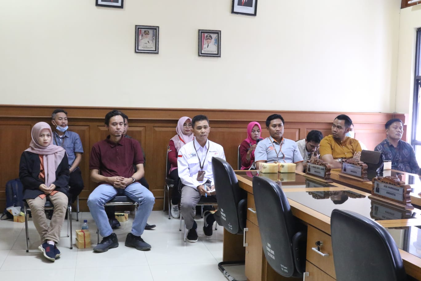 Pendamping PKH Mandalawangi Akui Terima Duit Hasil Pemotongan Bantuan Pendamping PKH Mandalawangi, Adit Restu Fauzi (kedua dari kiri) memberikan keterangan dalam rapat dengar pendapat di Komisi IV DPRD Pandeglang, Rabu (21/6/2023).(Istimewa)