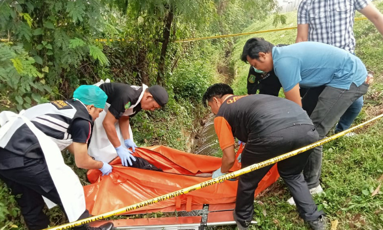 Penemuan Jazad Sopir Truk Kontainer di Pinggir Tol Tangerang Merak Foto : Ist
