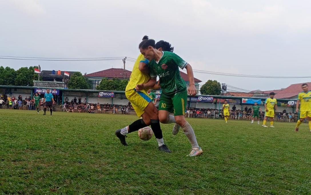 Percaya Dengan Pemain Liga 3, Beringin Serut Babat Bunga Mekar Pemain Beringin Serut (kuning) berduel sengit dengan pemain Bunga Mekar.(Ist)