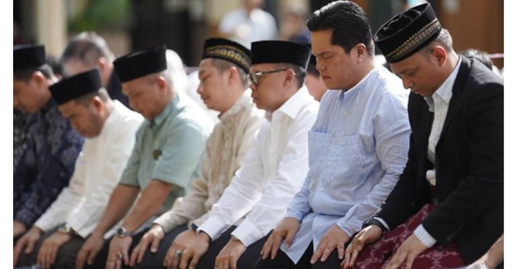Perkuat Daya Saing BUMN RI Di Hong Kong Menteri BUMN Erick Thohir (kedua kanan) Salat Idul Adha, di Indian Recreation Club 63 Caroline Hill Road, Hong Kong, Kamis (19/6). Foto: Ist