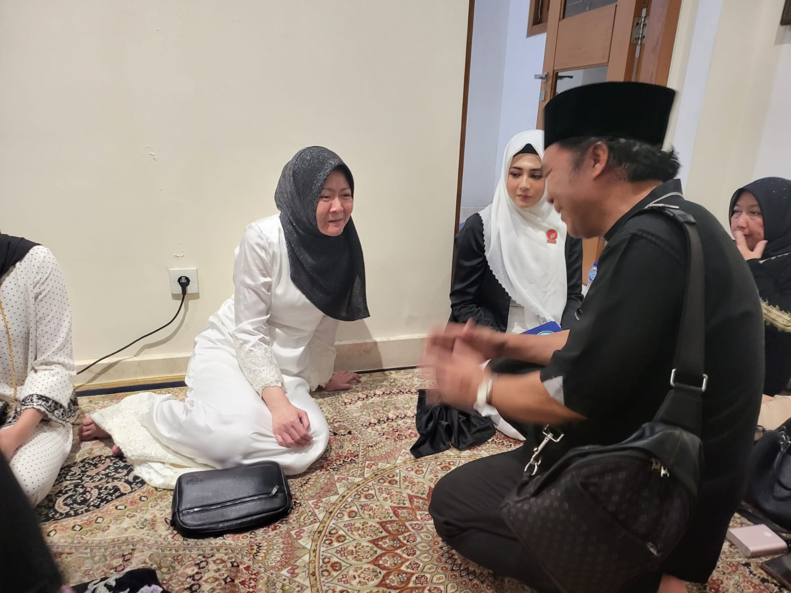 Pj Gubernur Banten Al Muktabar Melayat Almarhum Desmond J Mahaesa Foto : Humas Pemprov