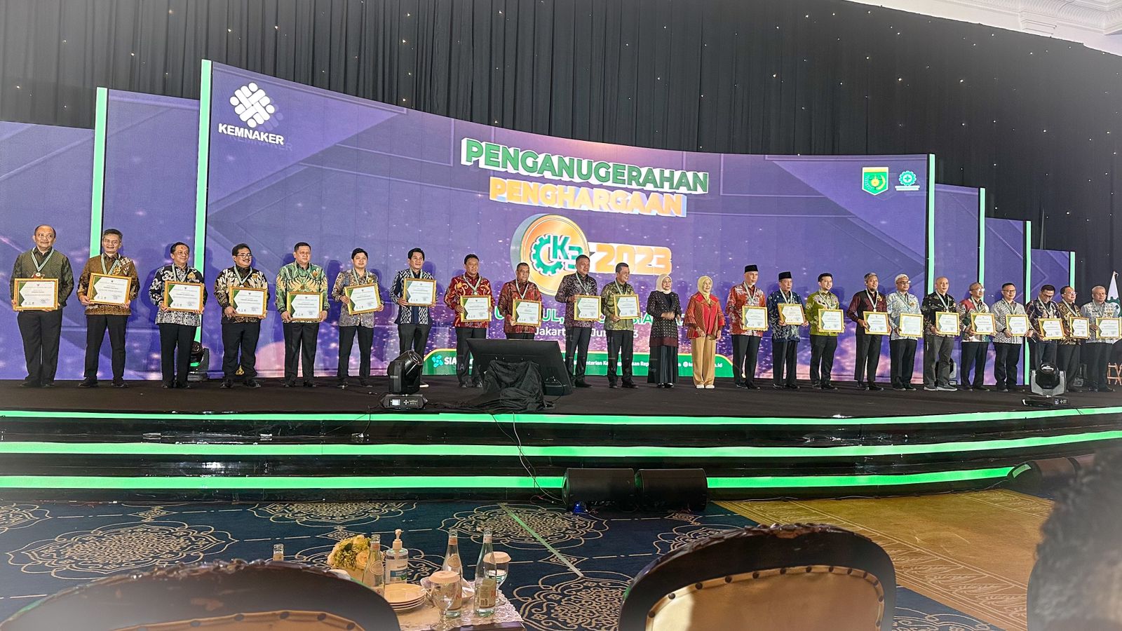 Pj Gubernur Banten Al Muktabar Raih Penghargaan Pembina K3 Kemenakertrans RI Foto : Ist