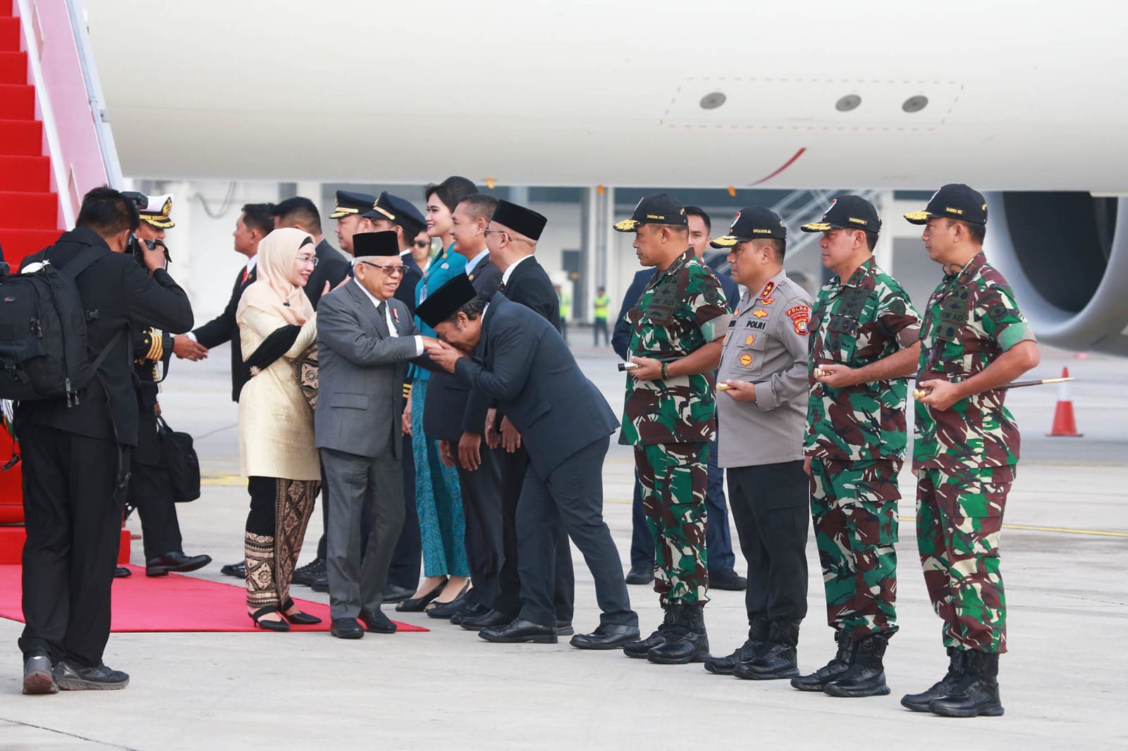 Pj Gubernur Banten Al Muktabar Sambut Kedatangan Wakil Presiden RI KH Ma'ruf Amin Foto : Humas Pemprov