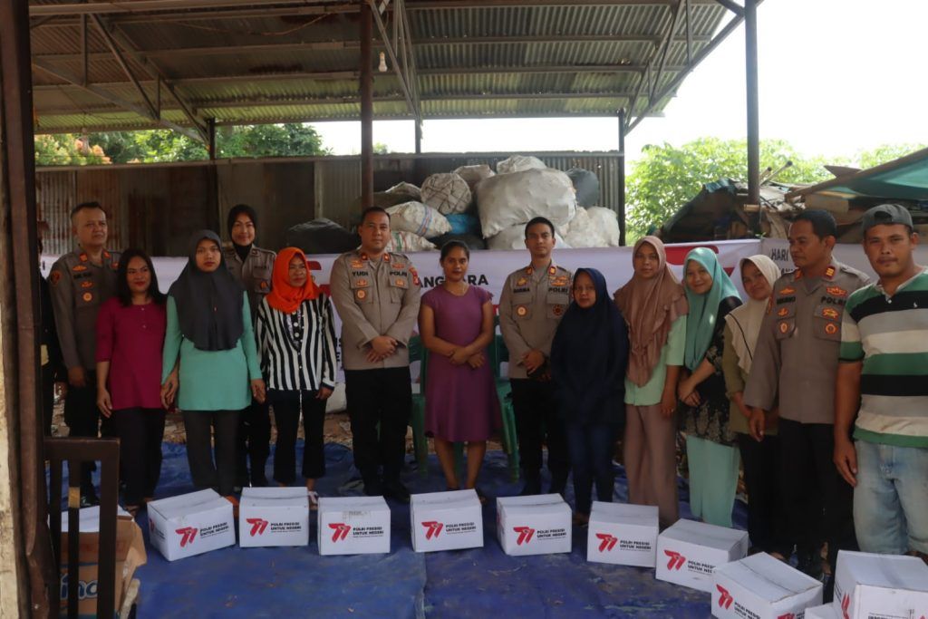 Polres Bagikan 222 Sembako Ke Pemulung Polres Tangsel membagikan 222 paket sembako di wilayah Polsek Serpong, selasa (20/6). Kegiatan tersebut dilakukan dalam rangka HUT Bhayangkara tahun ini.(dra)