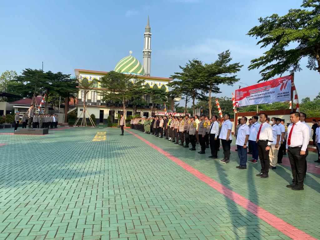 Polres Giatkan Satkamling Jelang Pemilu Kapolres Tangsel memimpin kegiatan apel “Kasatkamling, Dalam Rangka Peningkatan Pemeliharaan Kamtibmas Menjelang Pemilu 2024 dan Akselerasi Revitalisasi Satkamling”, di Markas Polres Tangsel, Rabu (21/6).(dra)