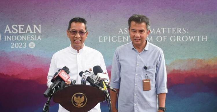 Presiden Jokowi Salurkan Hewan Kurban Ke 38 Provinsi Kepala Sekretariat Presiden Heru Budi Hartono (kiri) saat memberikan keterangan pers di Istana Merdeka. Foto : Ist