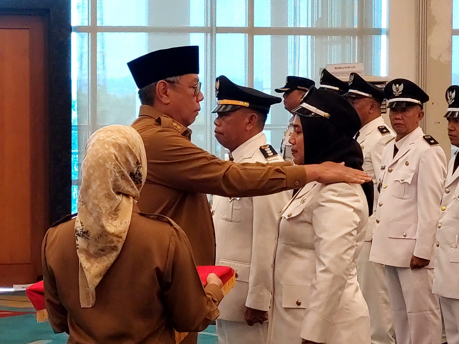 Ratusan ASN Dirotasi, Benyamin Minta Pegawainya Bekerja Tanpa Buang Waktu Walikota Tangsel Benyamin Davnie melantik ratusan Pejabat Administrasi dan Fungsional di Lingkungan Pemkot Tangsel, Senin (5/6). (Dok. Humas Pemkot Tangsel)