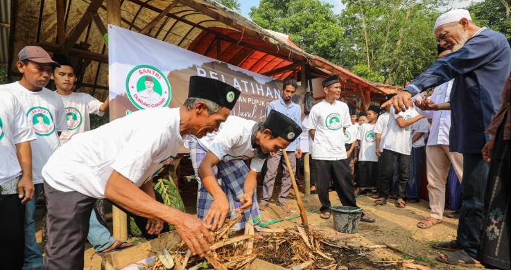 Santri Dukung Ganjar Bikin Pelatihan Pembuatan Pupuk Organik Di Lebak Pelatihan pembuatan pupuk organik oleh Santri Dukung Ganjar di Lebak. Foto : Ist