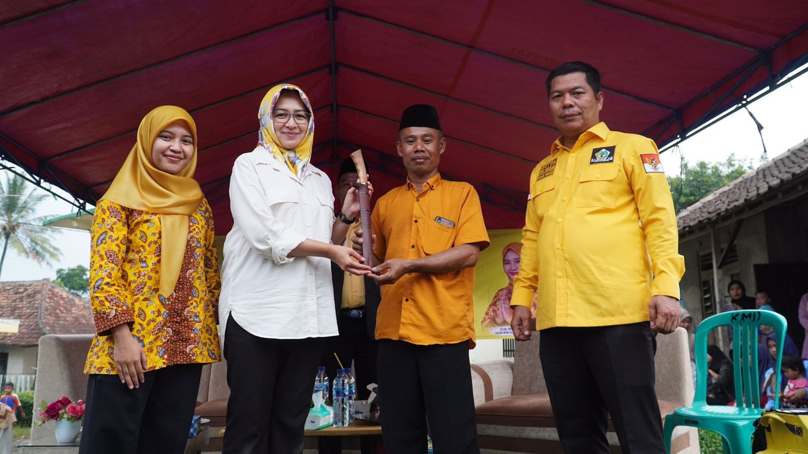 Silaturahmi di Baros, Airin Rachmi Diany Dihadiahi Golok Airin dihadiri golok saat hadir di Baros. Foto : Ist