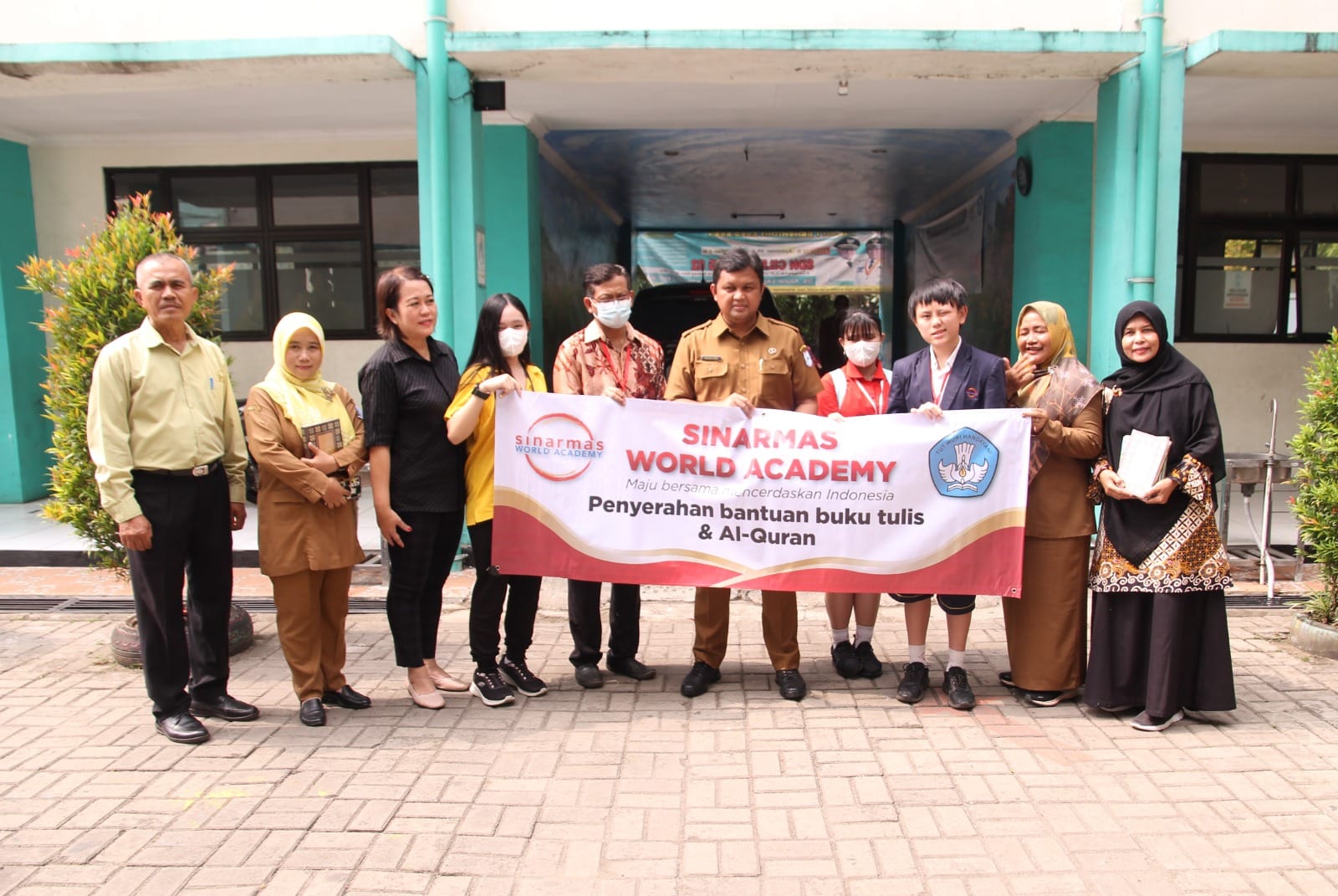 Sinarmas World Academy Membantu Pendidikan melalui Pembagian Donasi Buku Tulis dan Al-Quran Foto ; Ist