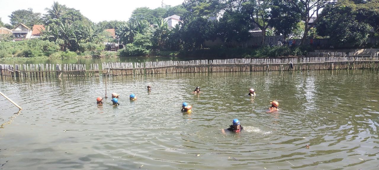 Tolong Teman Tercebur, Pemuda Tenggalam Di Situ Tujuh Muara Petugas melakukan pencarian terhadap pemuda yang tenggelam di Situ Tujuh Muara, Pamulang, Selasa (20/6).(dra)