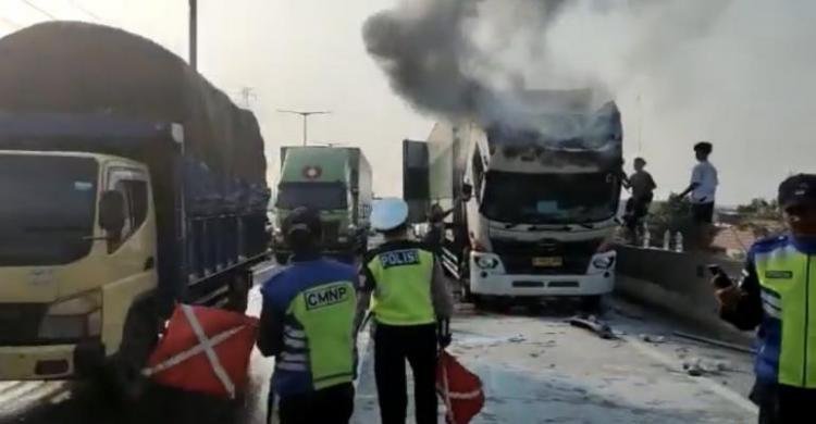 Truk Wing Box Terbakar Di Tol Wiyoto Wiyono, Situasi Lalu Lintas Jumat 2 Juni Macet Foto : Ist