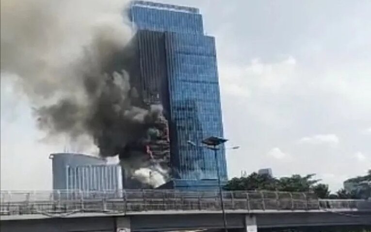 4 Damkar Dikerahkan Untuk Padamkan Kebaran Gedung K-Link Tower Foto : Ist