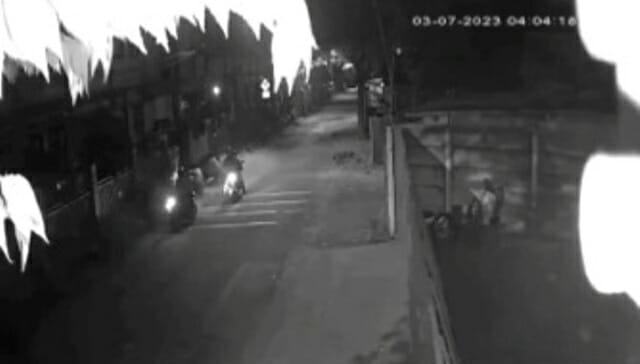 4 Garong Sikat Motor Y Yang Hendak Pergi Kerja Dini Hari Tankapan layar cctv. Foto : Ist