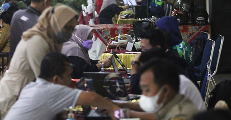 Ada Lonjakan Perpindahan Penduduk Mendekati Pelaksanaan PPDB Jakarta 2023 Warga mendatangi posko PPDB. Foto : Ist