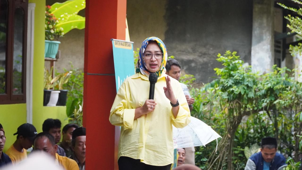 Airin Rachmi Diany Dorong Peningkatan Kualitas Destinasi Wisata di Banten Airin Rachmi Diany saat bersilaturahmi dengan warga di Padarincang, Kabupaten Serang,Rabu (26/7). Foto : Ist