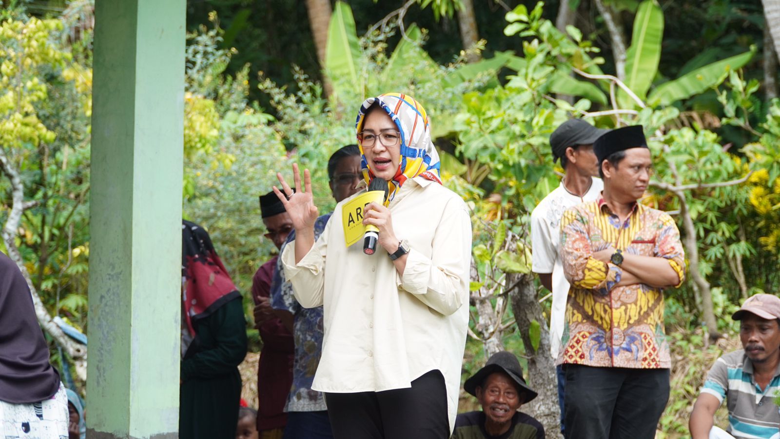 Airin Rachmi Diany: Infrastruktur Jalan Harus Jadi Skala Prioritas Airin Rachmi Diany saat ke Pandeglang, kemarin. Foto : Ist
