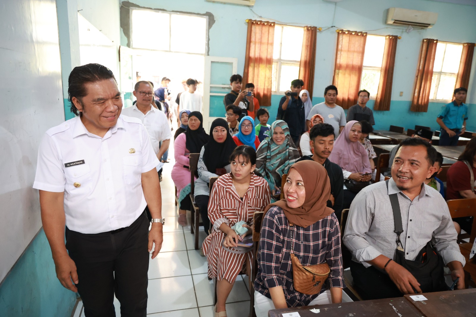 Al Muktabar Verifikasi Faktual Siswa Lulus PPDB SMAN I Kota Serang ke Rumah Foto : Humas Pemprov