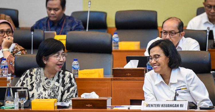 Menteri Keuangan Sri Mulyani (kanan) dan Deputi Gubernur Senior Bank Indonesia (BI) Destry Damayanti (kiri) mengikuti rapat kerja dengan Badan Anggaran DPR. Foto : Ist