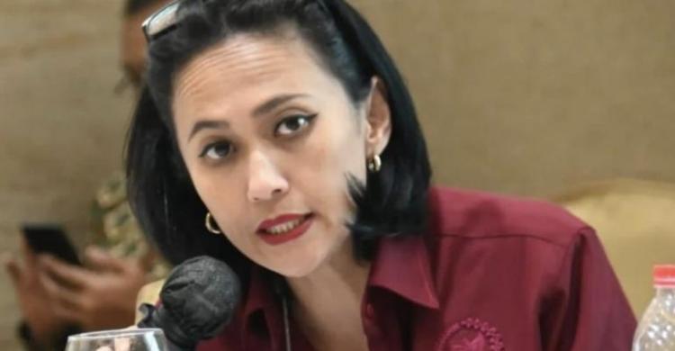Bunga Merah Kuning Jadi Simbol Ketua DPP Golkar Christina Aryani. Foto : Ist