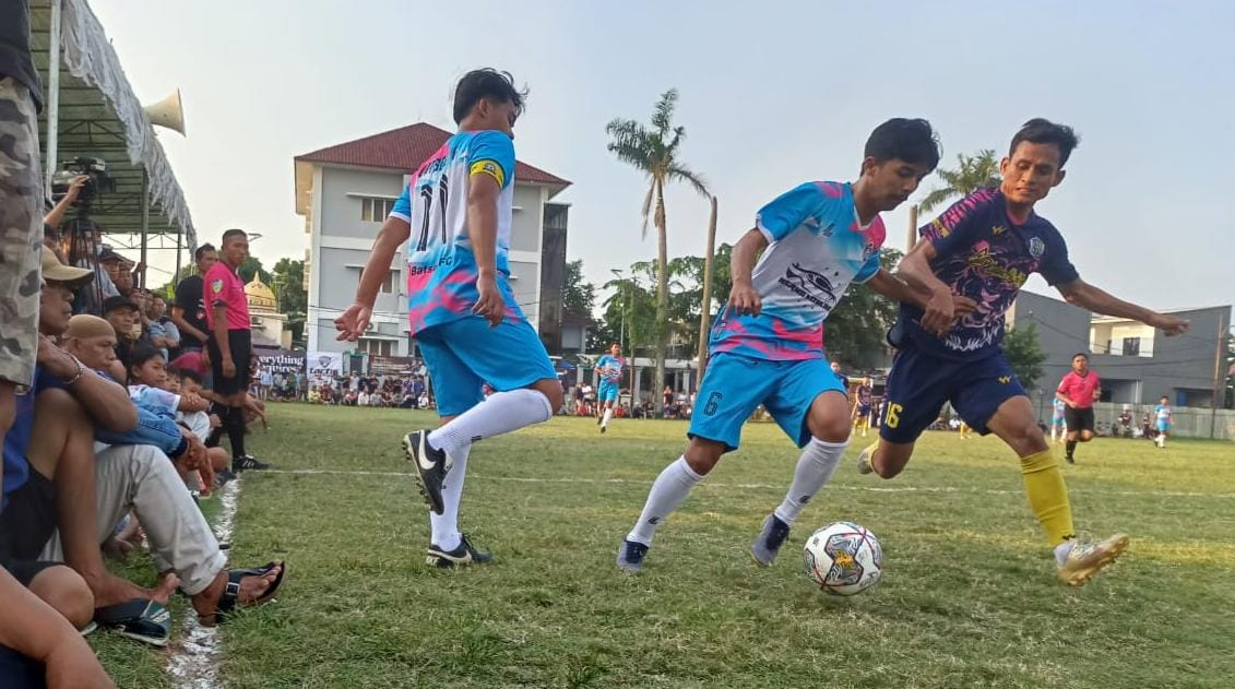 Buntu di Babak Pertama, Denis Akhirnya Bungkam Batsel 3-0 Pemain Denis FC, Egi berusaha merebut bola dari kaki pemain Batsel.(Ist)