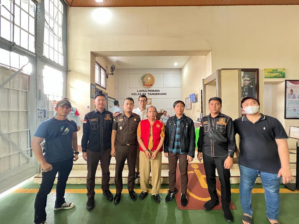 Buronan Penipuan Investasi Kelapa Sawit Diringkus Kejari Kejari Kota Tangsel berhasil menangkap buron pelaku penipuan investasi. Pelaku ditangkap di Serpong.(dra)