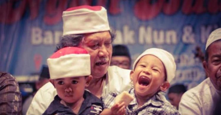 Buya Yahya: Kondisi Mulai Membaik, Jutaan Umat Doakan Mbah Nun Foto : Ist