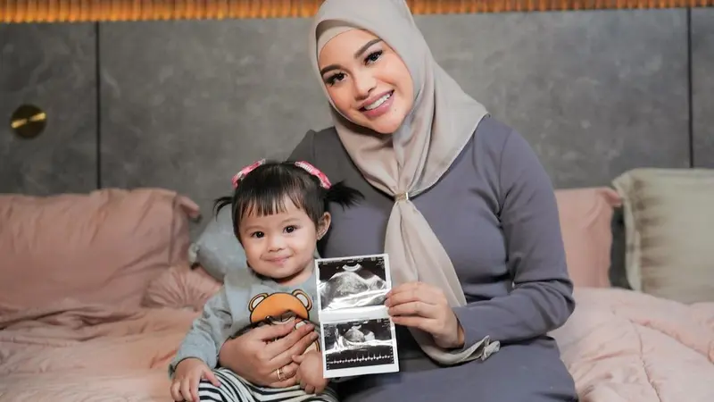 Cara Aurel Hermansyah Perkenalkan Hal Baru Pada Sang Anak Foto : Ist