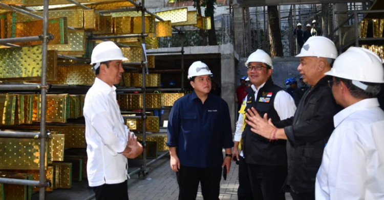Cek Pabrik Sayap Garuda Istana Baru, Jokowi Yakin Pembangunan IKN Sesuai Target Foto : Setpres