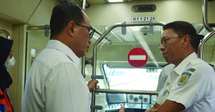 Cusss… Uji Coba LRT Mulus Tanpa Masinis Menhub Budi Karya (kiri) saat mencoba naik KRL. Foto : Ist