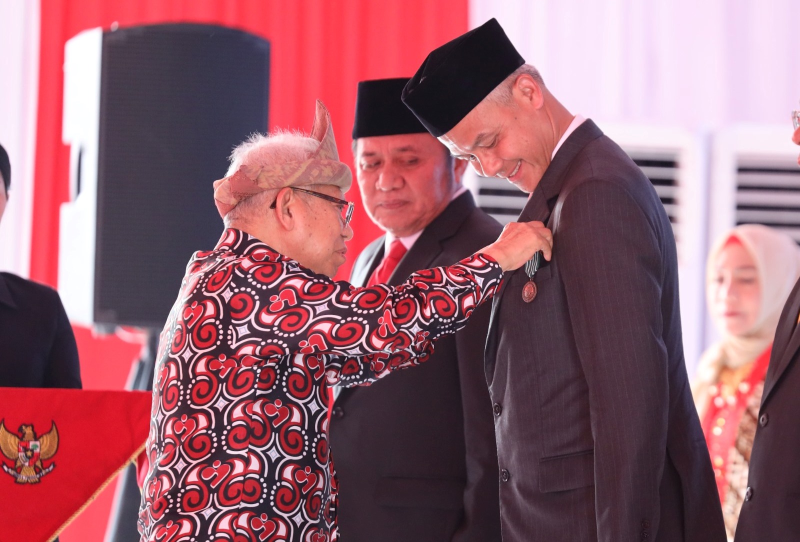Dianugerahi Satyalencana Wira Karya Foto : Ist