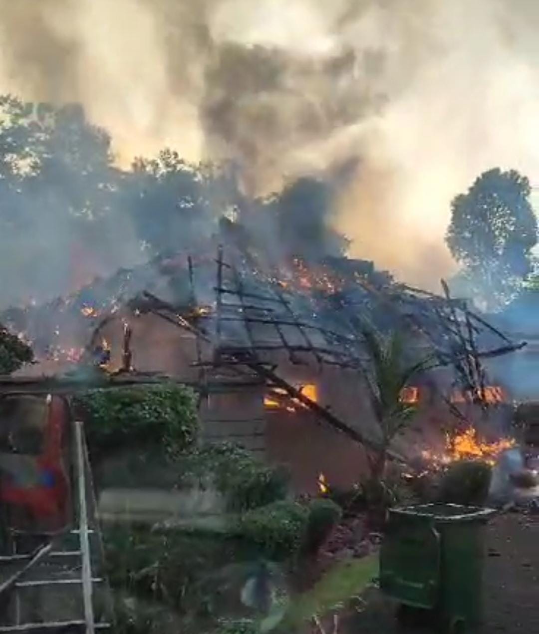 Diduga Akibat Kompor Meledak, Rumah Mewah di Cirendeu Dilahap si Jago Merah Foto : Ist