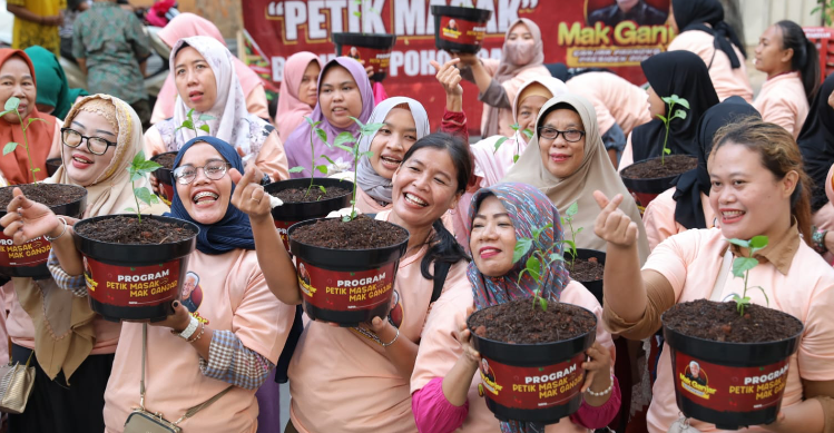 Dorong Ketahanan Pangan di Jakarta, Relawan Mak Ganjar Tanam Ratusan Pohon Cabe Foto : Ist