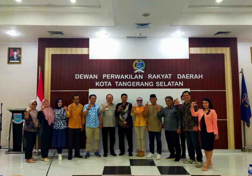 DPRD Kabupaten Lampung Utara Tertarik Cara Kerja Dewan Tangsel Bahas KUA/PPAS APBD Anggota DPRD Kota Tangsel Rizki Jonis menerima kunjungan kerja dari anggota DPRD Kabupaten Lampung Utara, Kamis (27/7).(dra)
