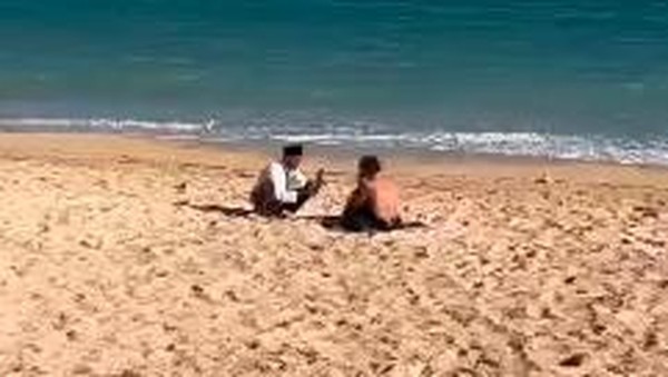 Duh, Tiga Kakek Mesum Rekam Payudara Bule di Pantai Kuta Foto : Ist