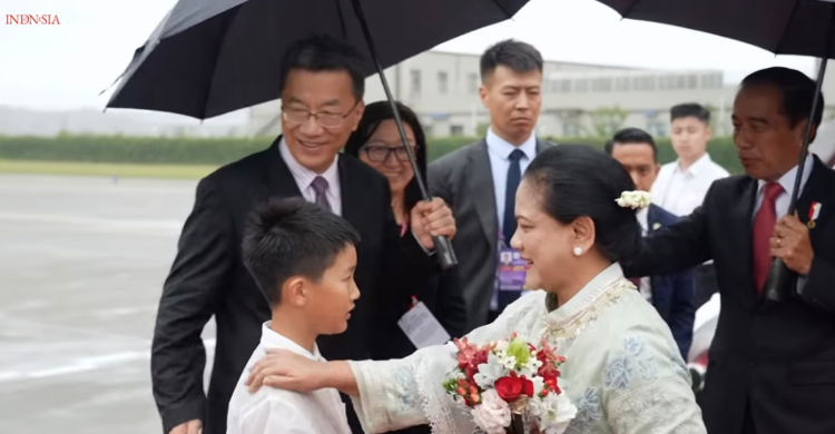 Elus-elus Bocah Yang Kehujanan Foto : Setpres