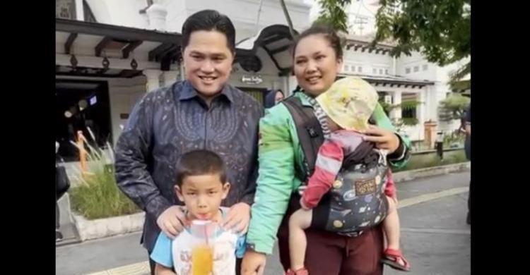 Erick Hadiahi Seorang Ibu Ojol Motor, Terenyuh Lihat 2 Anaknya Ikut Dibawa Kerja Foto : Ist