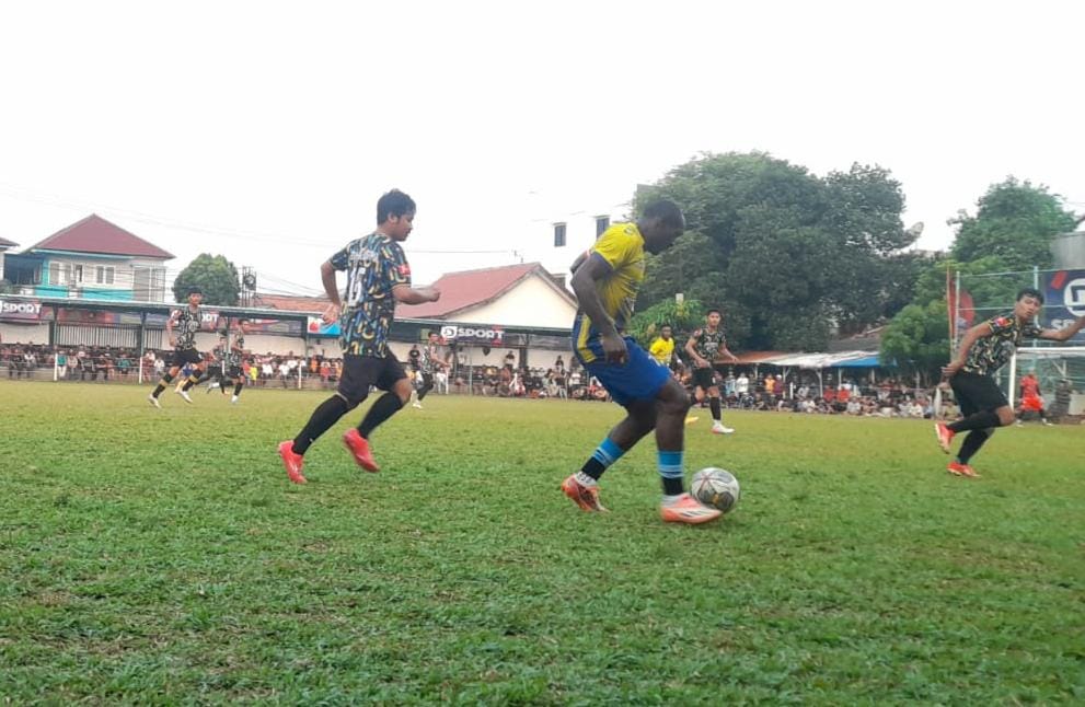 Forkabi Tangsel Jegal Tukang Daging Ciledug Gelandang Asing Forkabi Tangsel, Basile Onambele mencoba melewati pemain Fortuda.(Ist)