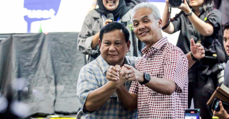 Ganjar Dan Prabowo Bersaing, Tapi Pelukan Foto : Ist