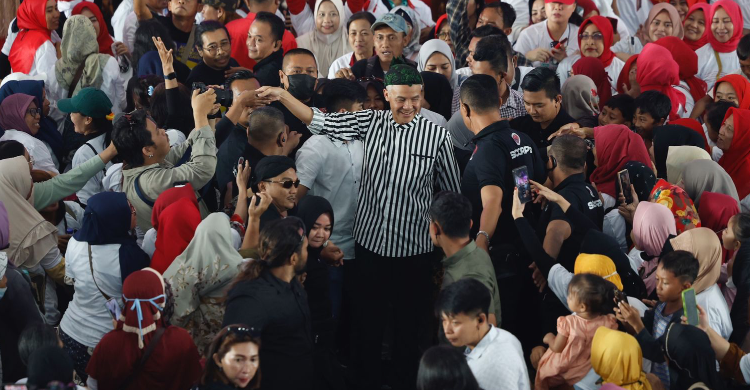 Ganjar Terima Mandat Kepemimpinan Dari 10 Ribu Emak-Emak Di Jawa Timur Foto : Ist
