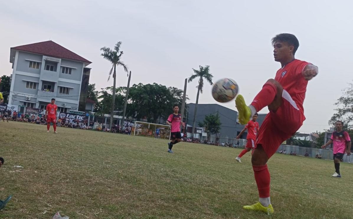 Golok Setan Langsung Tunjukkan Ketajaman, Zomon FC Rekrut Pemain Persikabo Pemain Golok Setan, Deny Arwin mengontrol bola.(Ist)