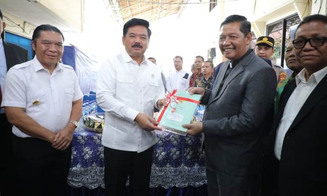 Hadi Tjahjanto Serahkan 303 Sertipikat Aset Pemerintah Se Provinsi Banten Foto : Ist