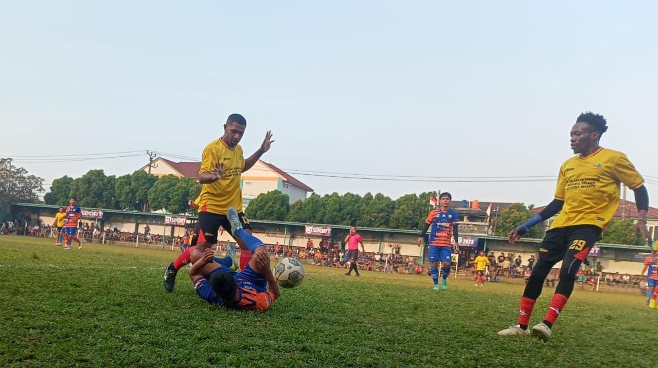 Harun Masiku Muncul Di Pakujaya, Tutup Pesta Gol Arkha Mandiri Bek Arkha Mandiri, Makariu merebut bola dari penguasaan pemain Porgam yang terjatuh.(Ist)